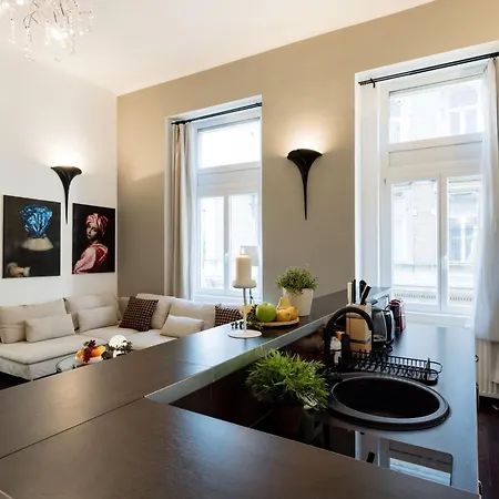 Magnificent Elegance By Erzsebet Krt & New York Cafe Apartment *